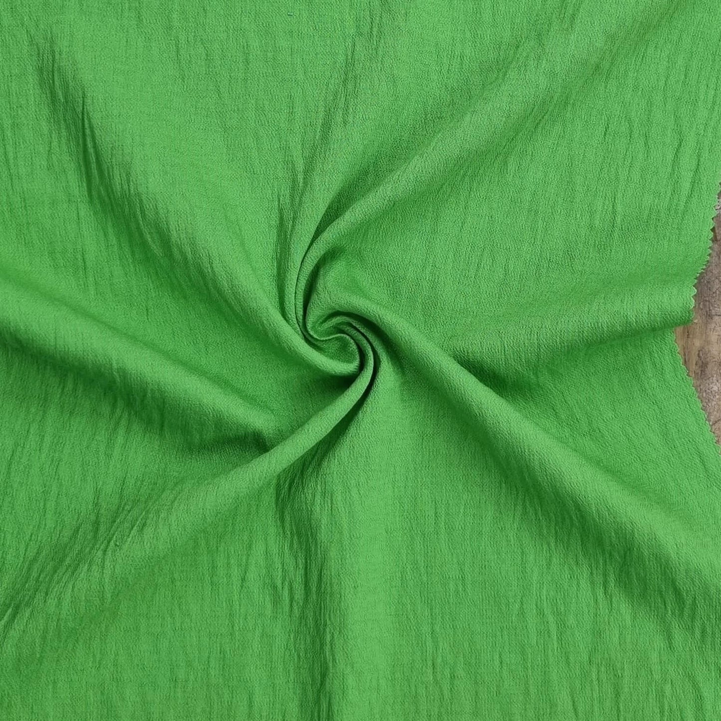 Lightly Crinkled Linen‑Look Fabric In Kelly Green